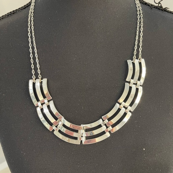 Jewelry - Elegant Silver Necklace